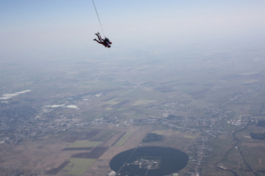 Experiente unice - saltul cu parasuta sau bungee jumping